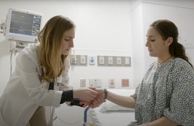 Кодирование Аквилонг в Заринске Врач держит пациентку за руку